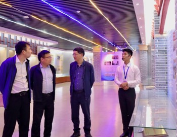 中国空气动力研究与发展中心研究员陈坚强一行莅临校史馆参观